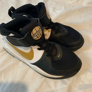 Nikes boys basketball shoe